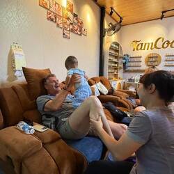 Während der Massage sitzt das Salon-Baby bei Walter