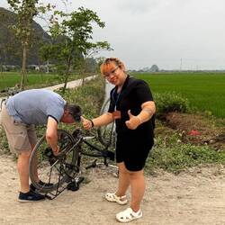 Walter repariert das Radl von Ly