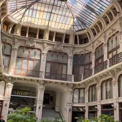 Ein Centrum mit einem Café, Antiquitäten, Galerien und Buchhandlungen