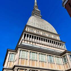 Das 167,5 m Mole Antoniella beherbergt das Filmmuseum und den Panoramaaufzug zur Aussichtsplattform.