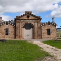 Martindale Hall Coach House, gleich daneben