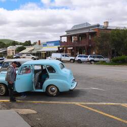 zwei Oldtimer im Städtchen von Burra