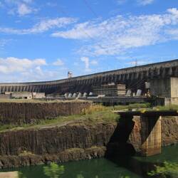 Wegen Sicherheitsregeln bleiben wir im Bus & staunen, ein Polizeiauto begleitet uns ständig.