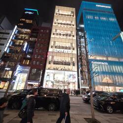 12 Stockwerke im größten Uniqlo store