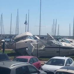 Jachten die beim Sturm beschädigt wurden,liegen Hier an Land🥹