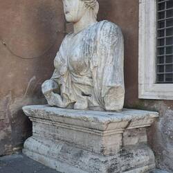 Madama Lucrezia, davanti alla "macchina da scrive"