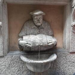 "...il Facchino alla plebe!". Si trova vicino alla galleria Doria Pamphilj
