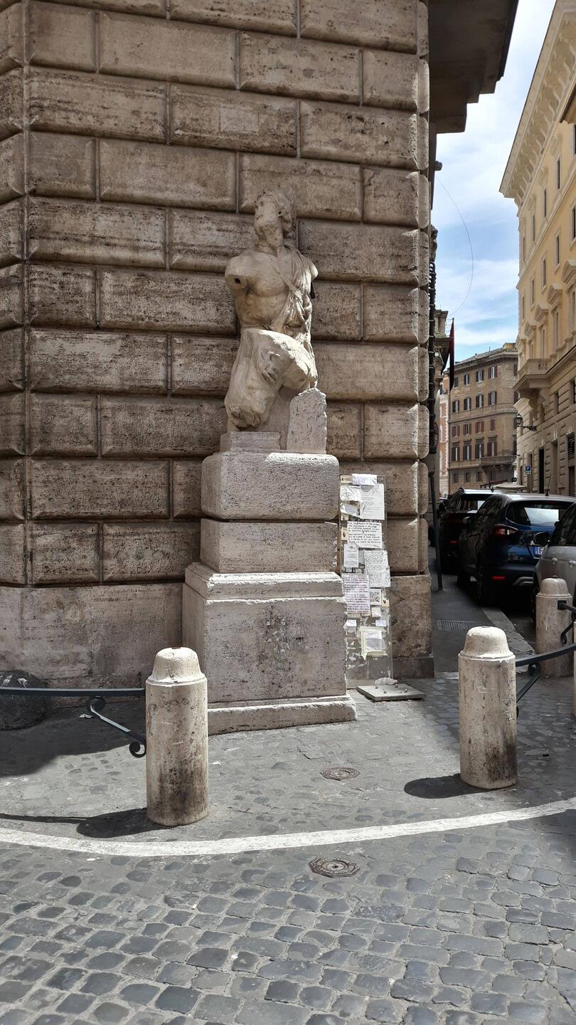 Pasquino, col suo "blocco" alla sua sinistra