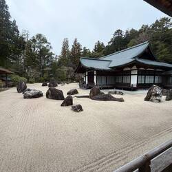 "Inseln im Meer" stellen die Felsen im Trockengarten am Kongobu-ji dar.
