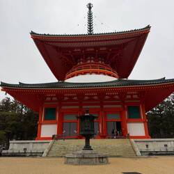 Konpon Daito Pagode: erst 1937 wieder aufgebaut beherbergt der 48,5 m hohe Turm verschiedene Statuen