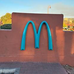 Die Farbe türkis beim MacDonald's in Sedona...