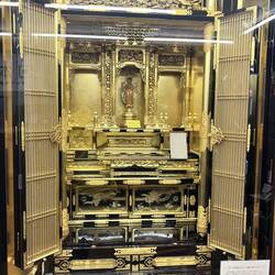Geschäft für Haus-Shrine besucht. Ein Butsudan beginnt in Plattenware bei 1000€, sowas hier 6-8 Tsd.
