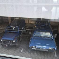 Polizeiauto mit Meinungsverstärker auf dem Dach...
