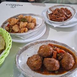 Albondigas (Hackfleischbällchen), Pollo (Hühnchen) und Calamari (Tintenfisch)