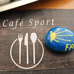 Geschenk des Lokalbetreibers am Tisch bemalt.