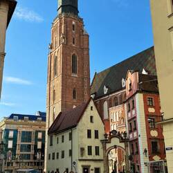 Man beachte die schmalen Häuser im Vordergrund.