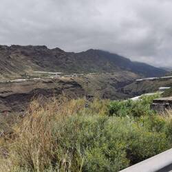 Die Straße führt in zahlreichen Serpentinen von einer auf die anderen Seite der Schlucht