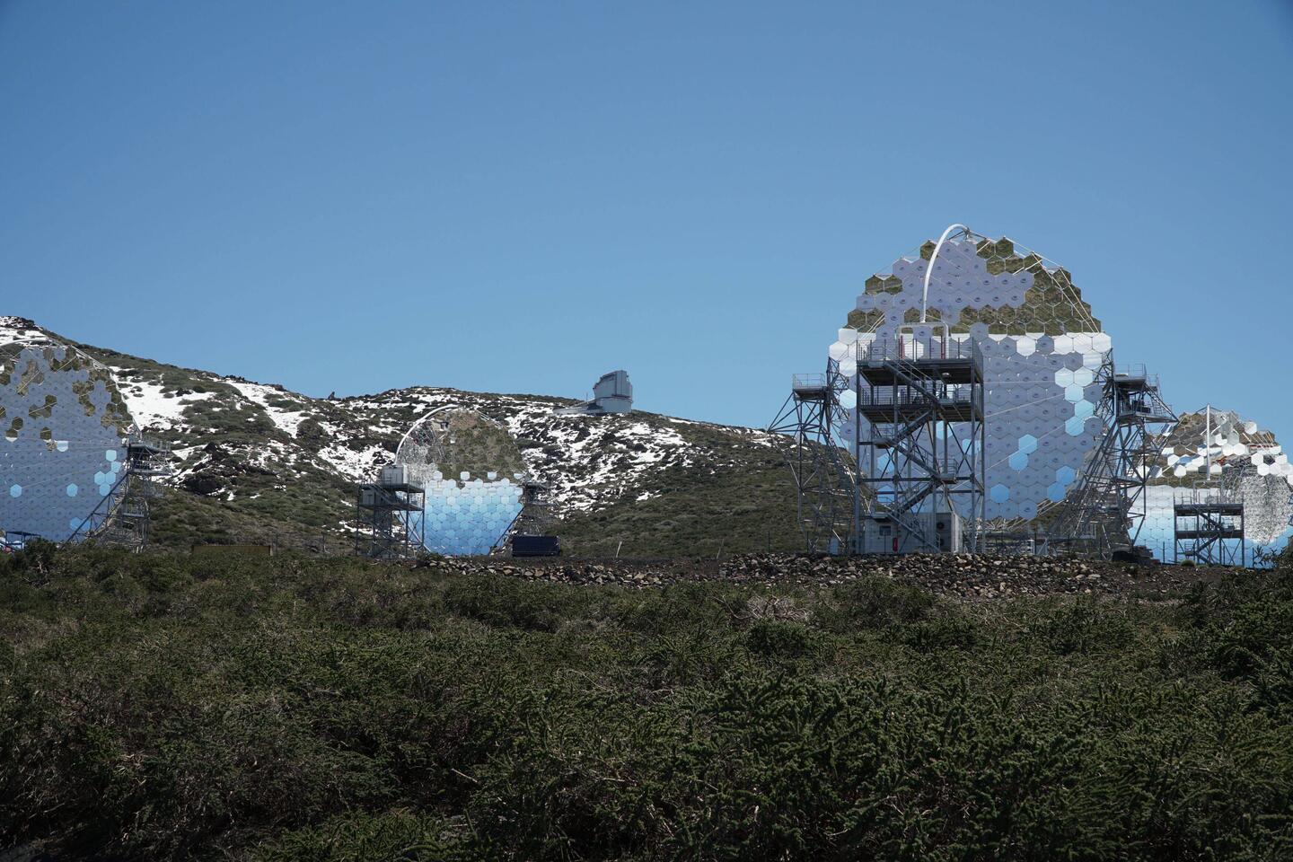 Noch unterhalb des Gipfels das internationale Observatorium..
