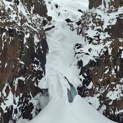 Vous voyez l'eau qui tombe derrière la glace ?