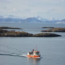 Encore un bateau et des montagnes