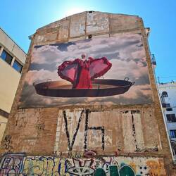 Mural: Sängerin und Varietékünstlerin Rosita Amores über einer Paellapfanne