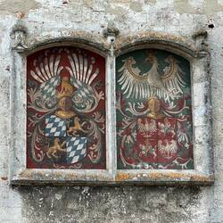 Wappen am Tor zum vorletzten (6.) Burghof