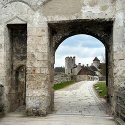 Hinter dem Tor ist rechts das Café