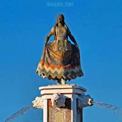 A monument to La China Poblana at the intersection of Boulevard Heroes del 5 de Mayo and Avenida Def