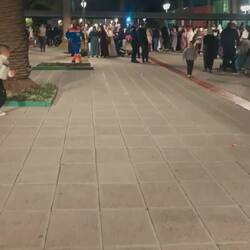 Raus aus dem Flughafen: Eine große Reisegrupep, die vom Mekka zurückkehrte wurde jubelnd empfangen.