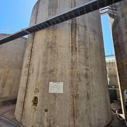 Größtenteils noch Betonsilos mit keramibeschichtung innen, aber sie stellen nun auch auf Edelstahl u