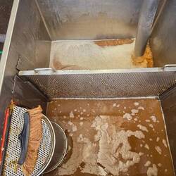 Der Saft der aus der Presse kommt