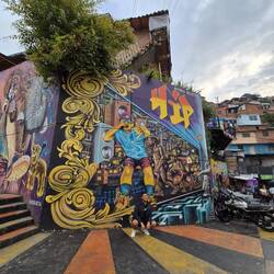 Viele Graffitis an den Wänden