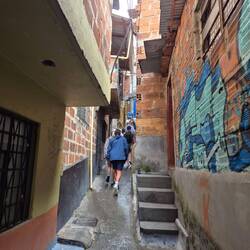 Oder man läuft durch enge Gassen berg hoch