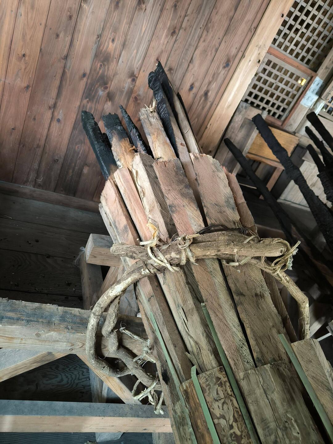 Las antorchas eran enormes y todavia olian a quemado