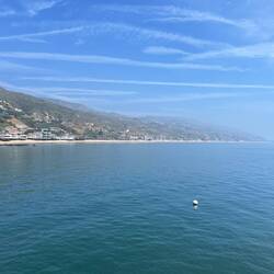 Blick vom Malibu Pier auf die Küste von Pacific Palisades