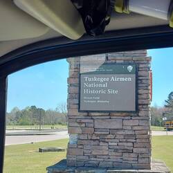Mit den zwei Bussen waren die Armyleute da, ob die beim Aussteigen auch das Stopschild ausgeklappen?