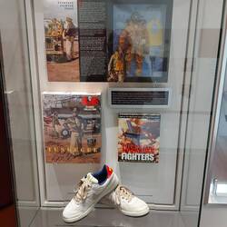 Merche: eine GI Joe Puppe, Schuhe von Nike und Mission Pack für MS Flugsimulator.