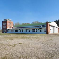 Am Hangar Zwei ist links der Kontroll Tower zu sehen, leider konnte man nicht hoch.