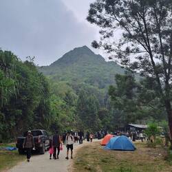 Gleich sind wir am Zeltplatz, der Sibayak ist schon zu sehen