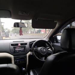 Tiko kauft schnell was ein, wir warten im Auto