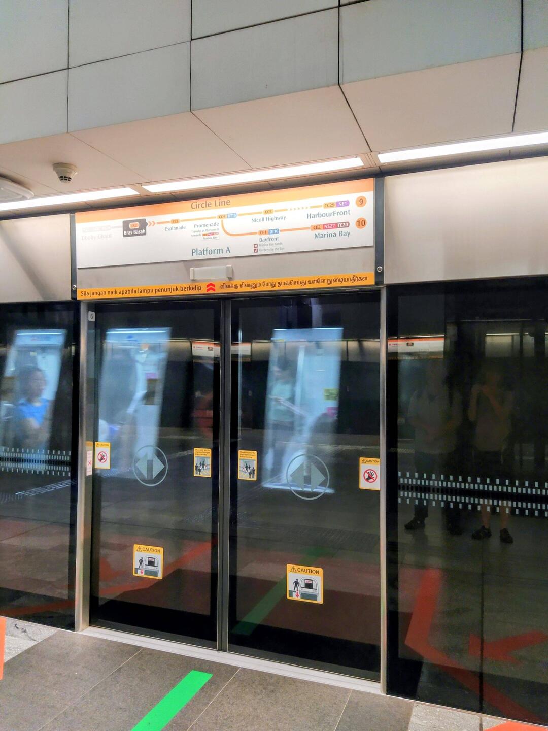 Der MRT bringt uns zum Flughafen