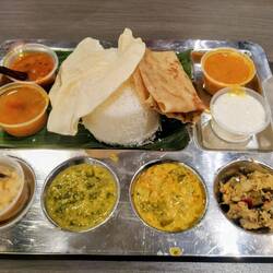 Frühstück am Flughafen, diesmal indisch. Ich hatte keine Ahnung, was ich bestelle 😅