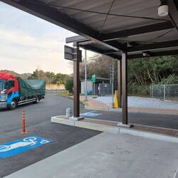 Las areas de descanso tienen una zona de fumadores a la otra punta de la gasolinera