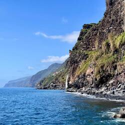 Zwei Wasserfälle ergießen sich in die Bucht