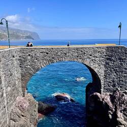 Die Brücke ist ein Überbleibsel der ersten Küstenwege