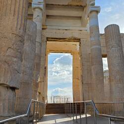 Monumentales Eingangstor zum Parthenon (Prophyläen)