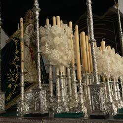 Der zentnerschwere Baldachin über der Marienstatue wird in der Karwoche durch die Straßen getragen