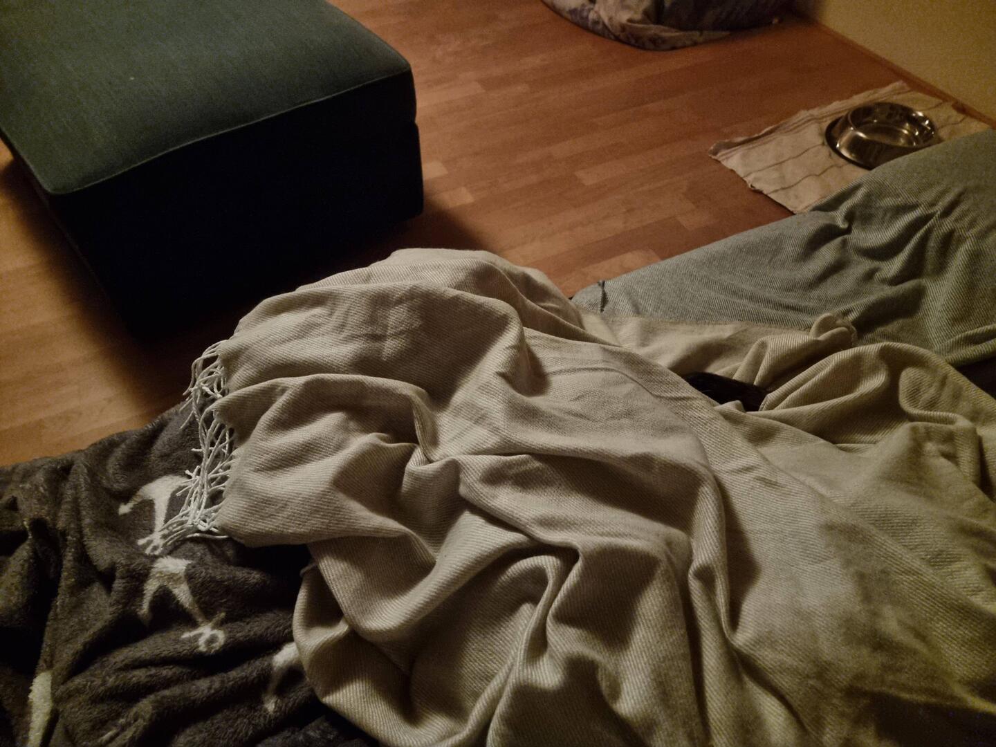Unter der Decke versteckt, wie bisher.