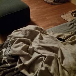 Unter der Decke versteckt, wie bisher.