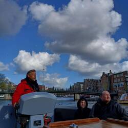 Uf der Grachtenfahrt verzellt der Captain die eint oder ander Gschicht